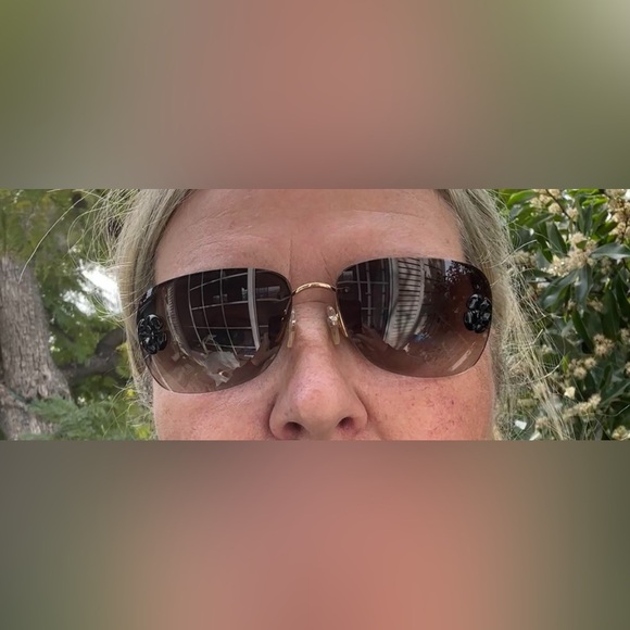 Great Condition CHANEL Camilla accent shield women’s sunglasses gold and rimless - Picture 9 of 9
